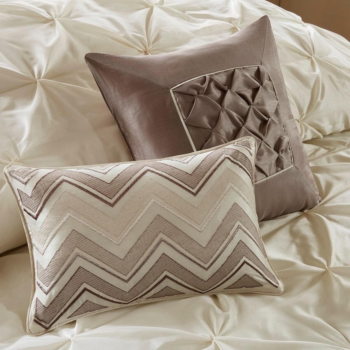 Madison Park Essentials Loretta 24-Piece Room in a Bag with Window Panels and Sheet Set